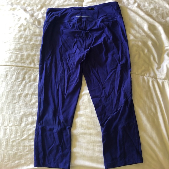 Under Armour Cropped Workout Leggings - Picture 2 of 5